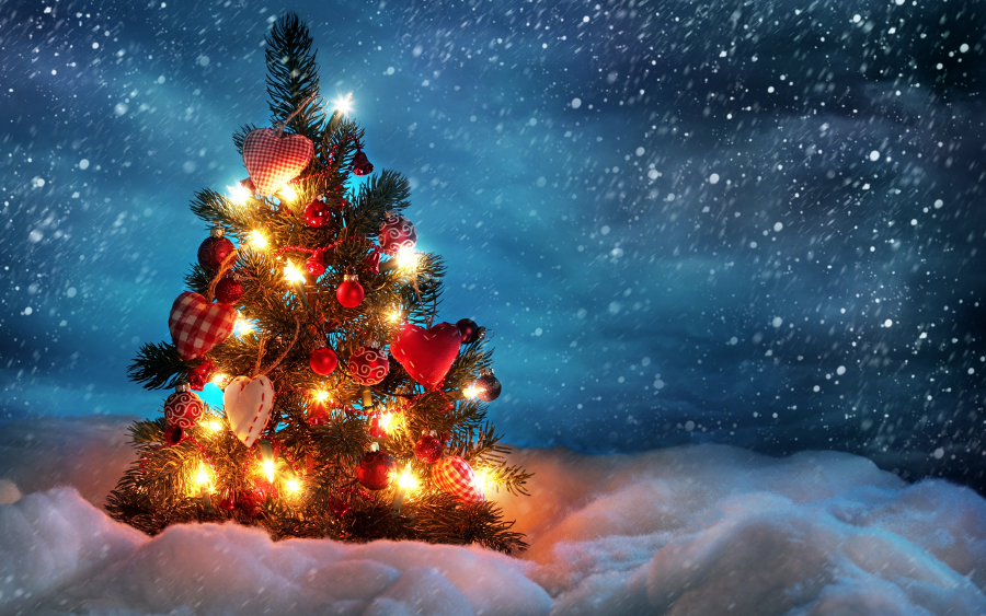 Shining Christmas Tree: Awesome Christmas Desktop Backgrounds