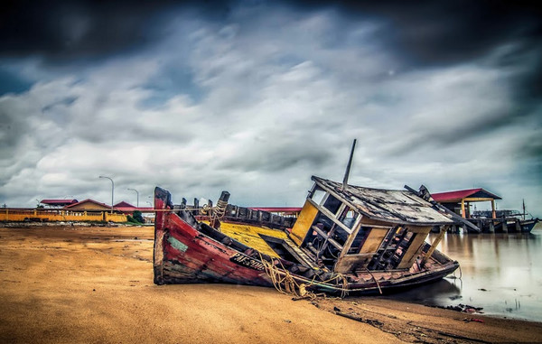 abandon-ship-near-the-sea-shore