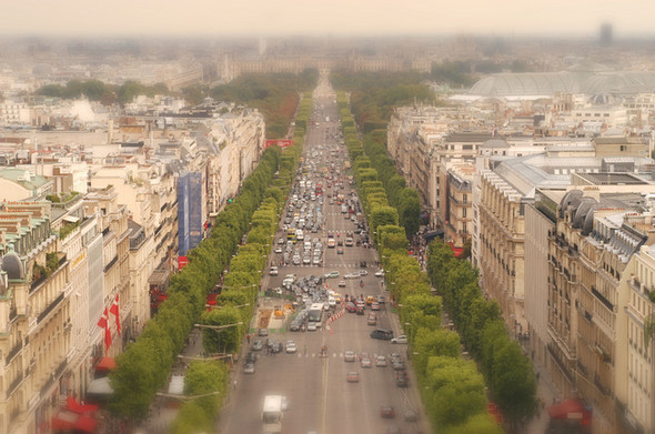 Fake-Tilt-shift-of-the-Champs-Elysées-from-the-Arc-de-Triomphe